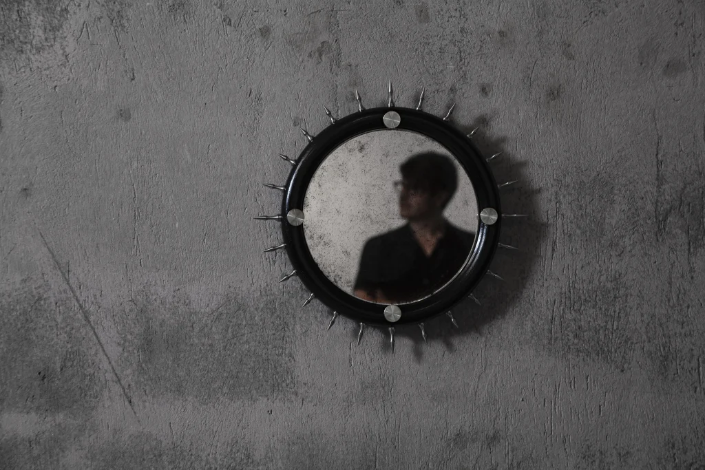 Sitiera_02 - Solid Wood Wall Mirror Bronze Or Stainless Steel Spikes — 9