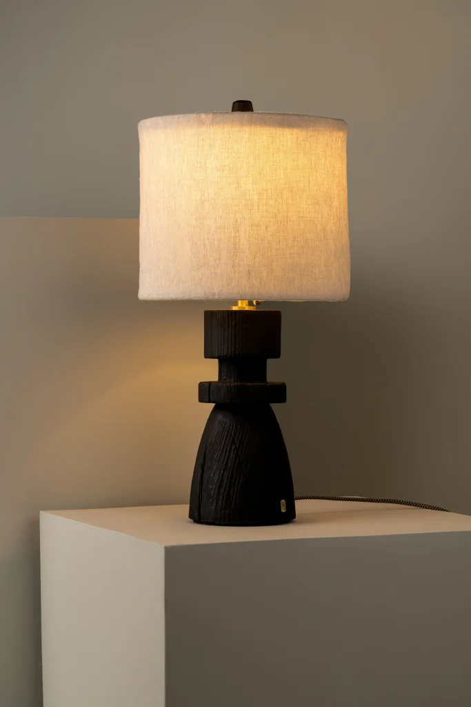 Mezquite Table Lamp in Burned Pinewood and Natural Linen — 2