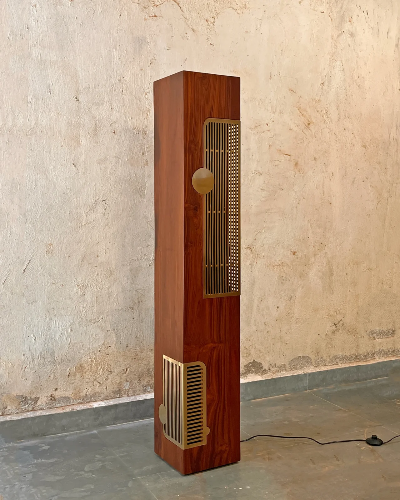 Sārava Xl - Reclaimed Teak Wood / Brass Floor Lamp — 3