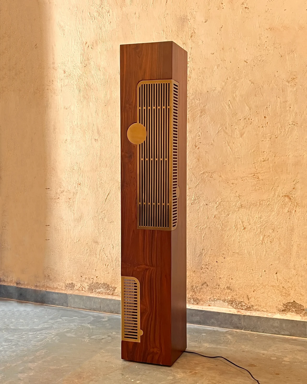 Sārava Xl - Reclaimed Teak Wood / Brass Floor Lamp — 4