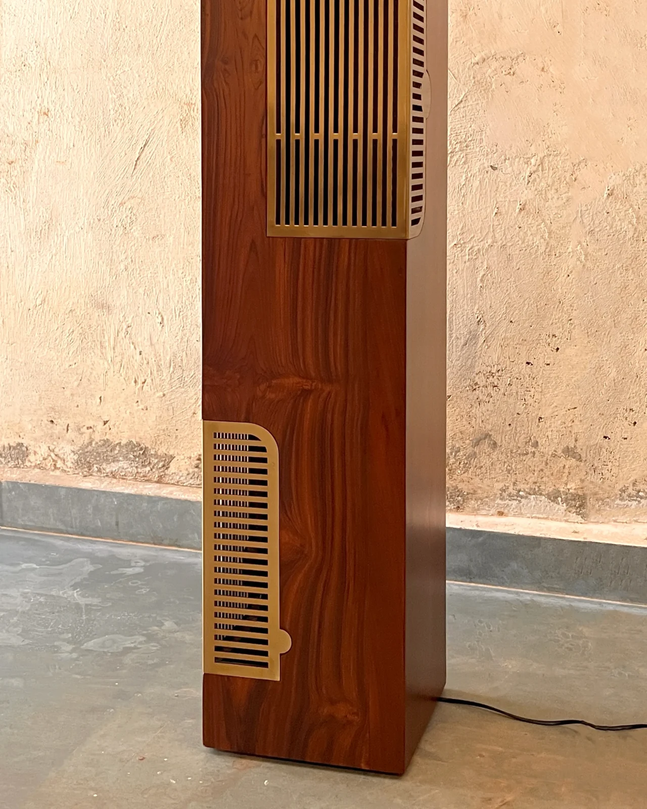 Sārava Xl - Reclaimed Teak Wood / Brass Floor Lamp — 5