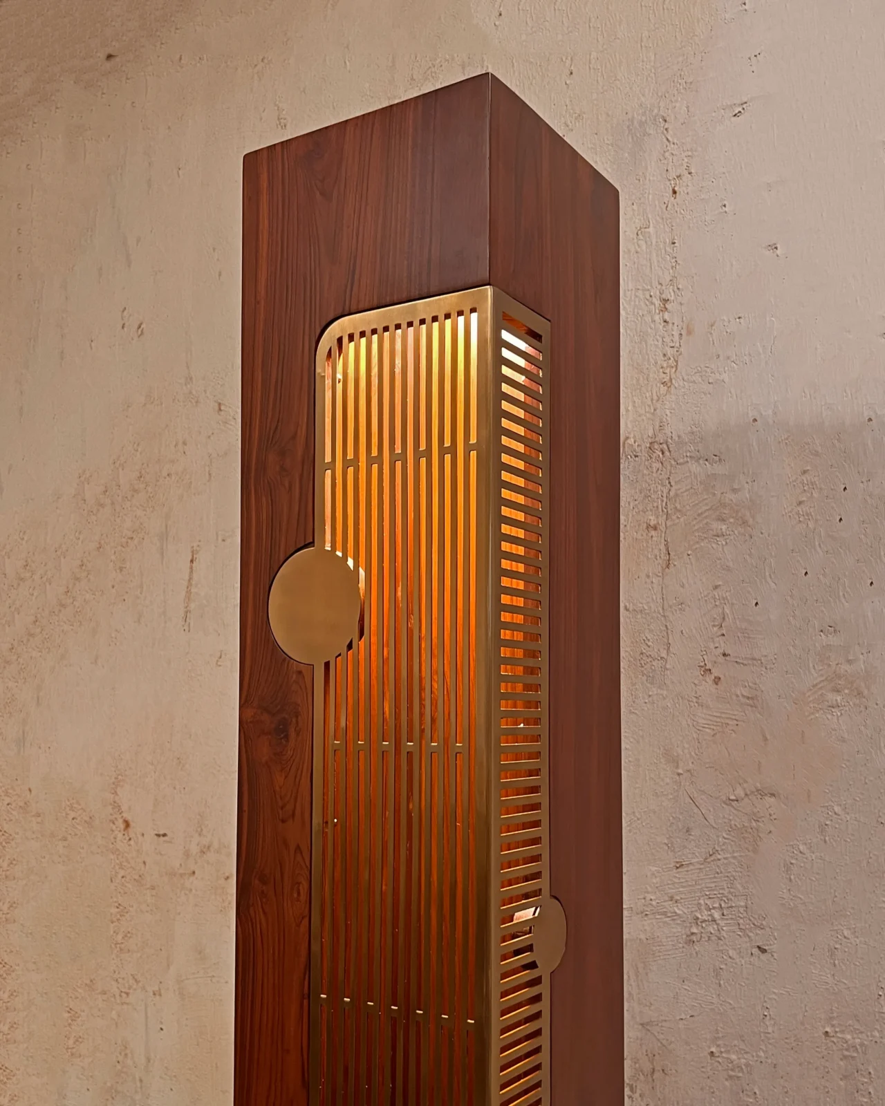 Sārava Xl - Reclaimed Teak Wood / Brass Floor Lamp — 7