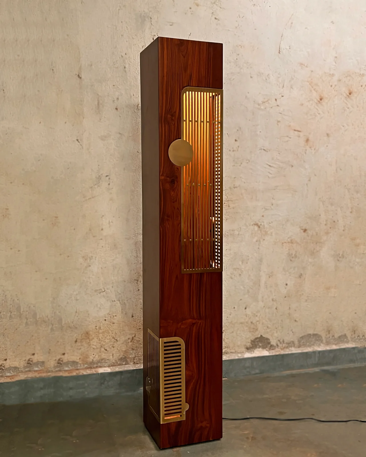 Sārava Xl - Reclaimed Teak Wood / Brass Floor Lamp — 8