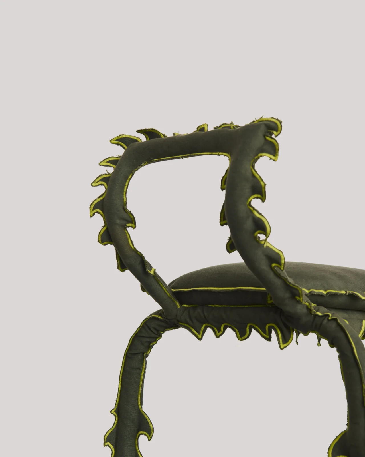 Disguise Series 00 - Armrest Bench 5 Seater — 2