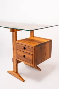 Ofício wood desk with trestle structure and tempered glass top