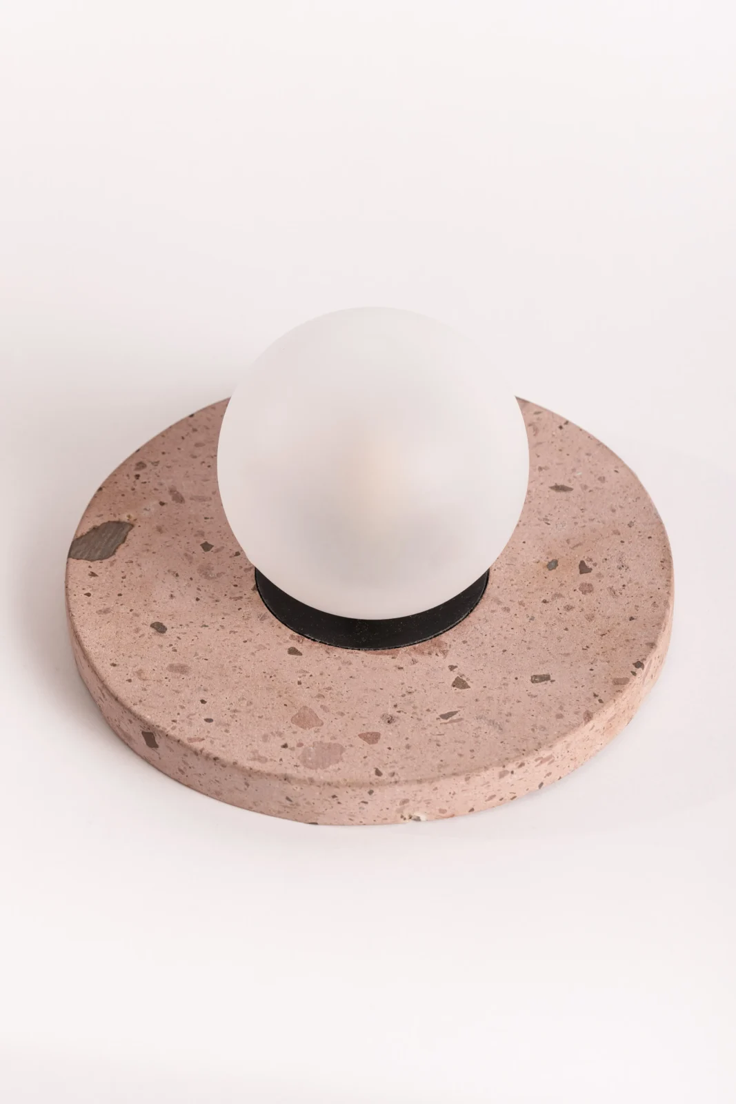 Saturn floor lamp in pink by Daniel Orozco Estudio
