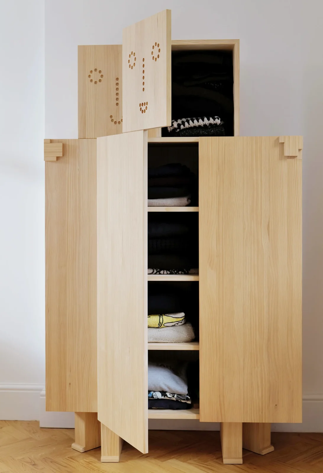 Furniture Friends - Cabinet No. 2 (pino) — 2