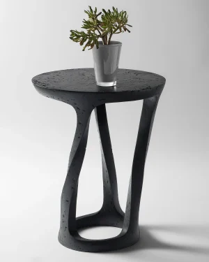 "bent" – Sculptural Black Side Table