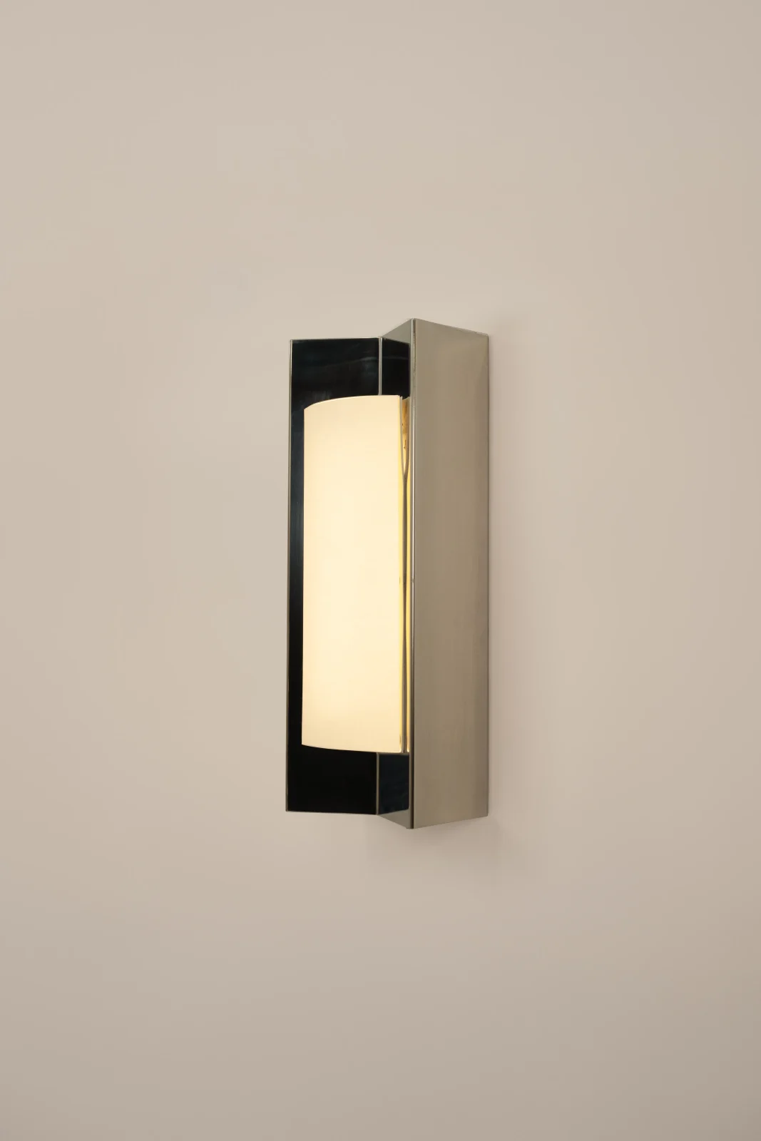 Arrow S American Wall Sconce in Polished Steel — 3