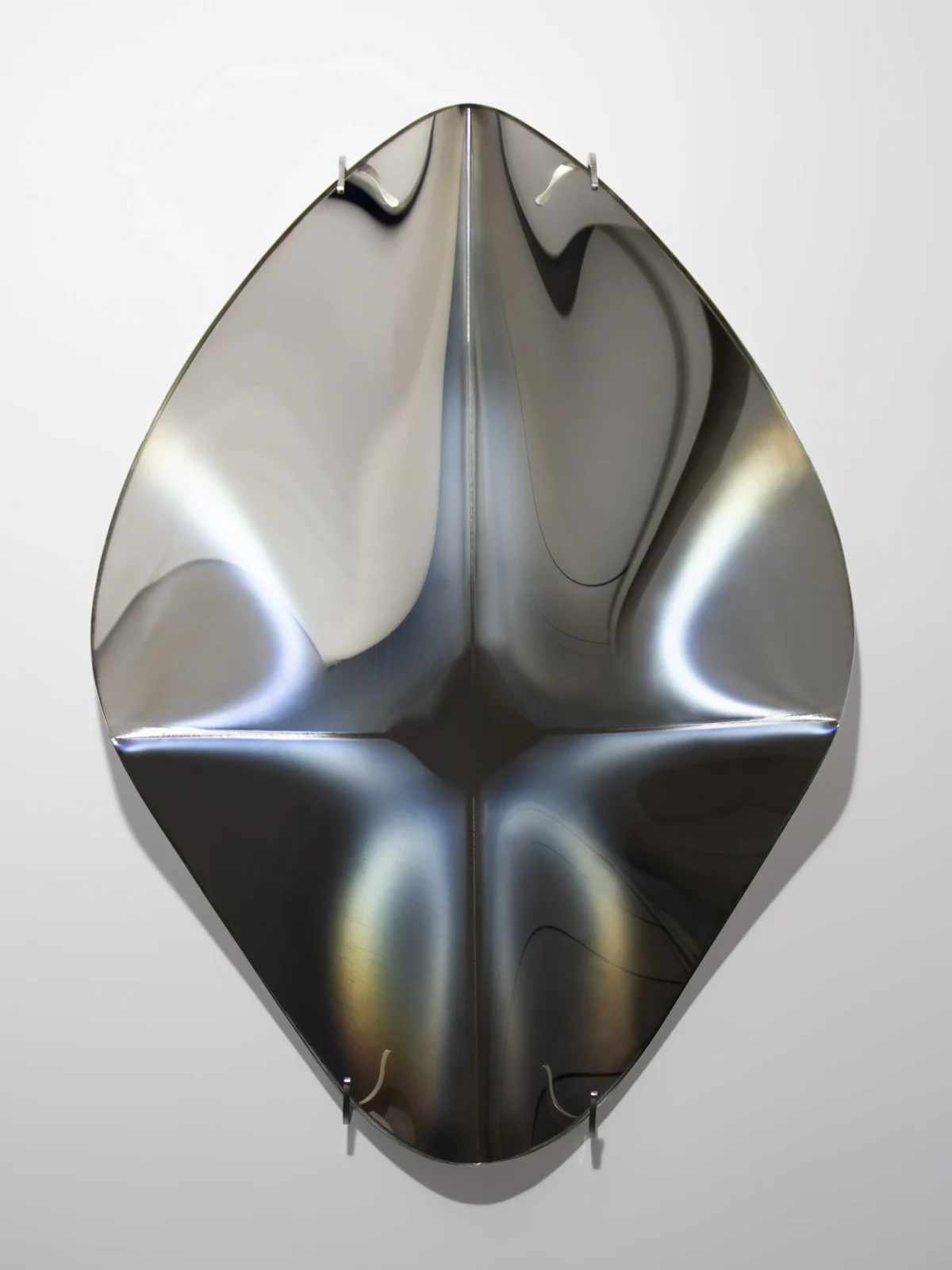 Ondara Mirror Mini, an example of an irregular, organic mirror shape