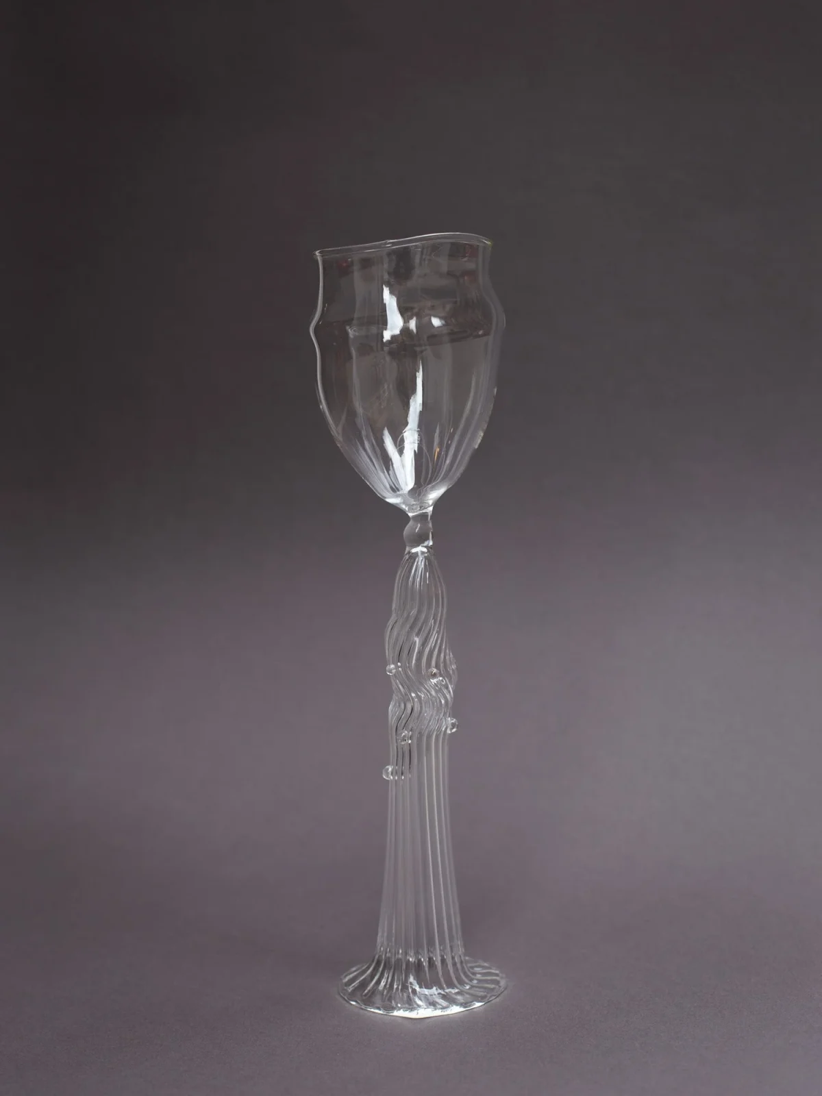 La Bailarina hand-blown wine glass with a slender twisted stem