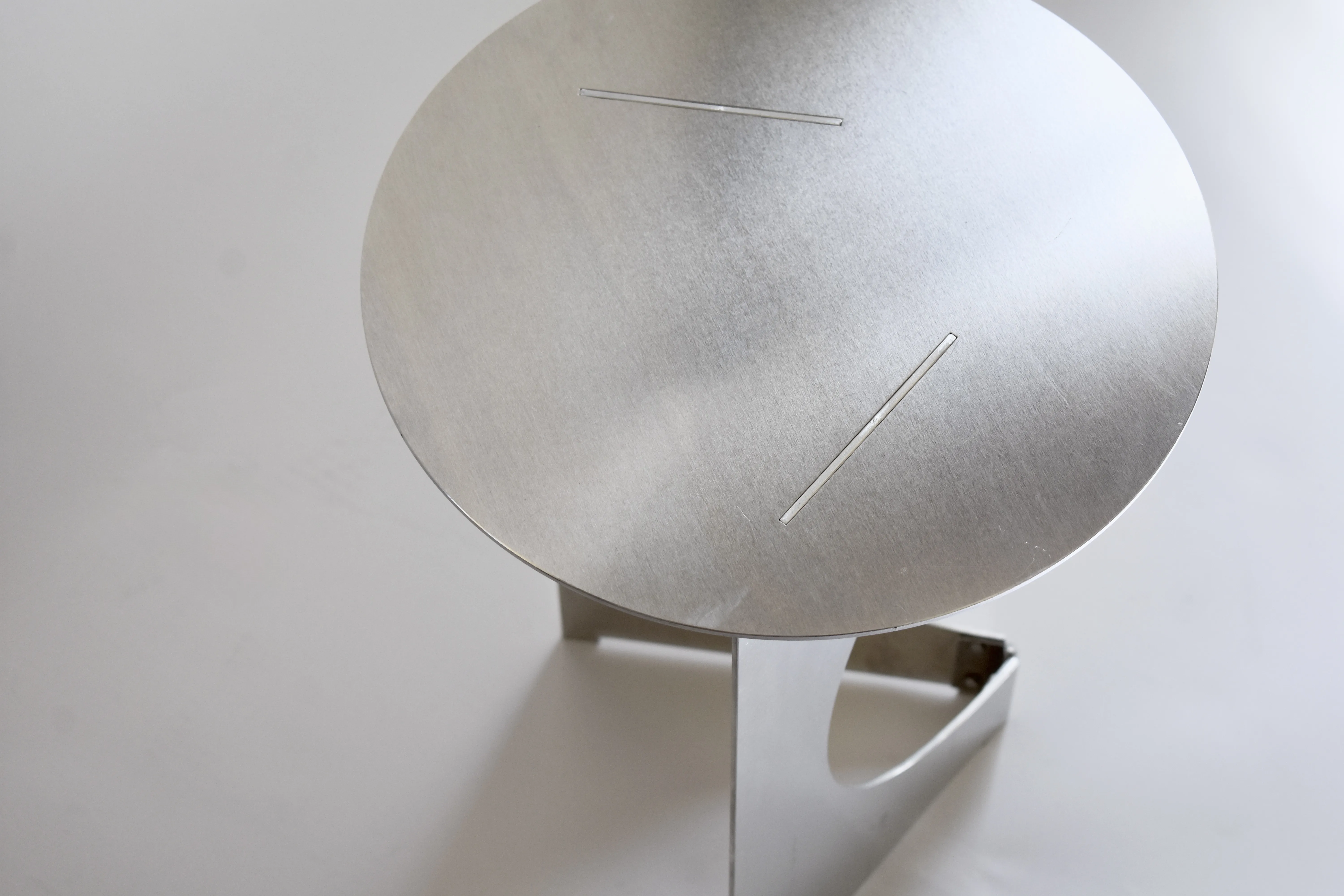 Foldtable flat-pack side table that assembles without hardware by FlatFlat