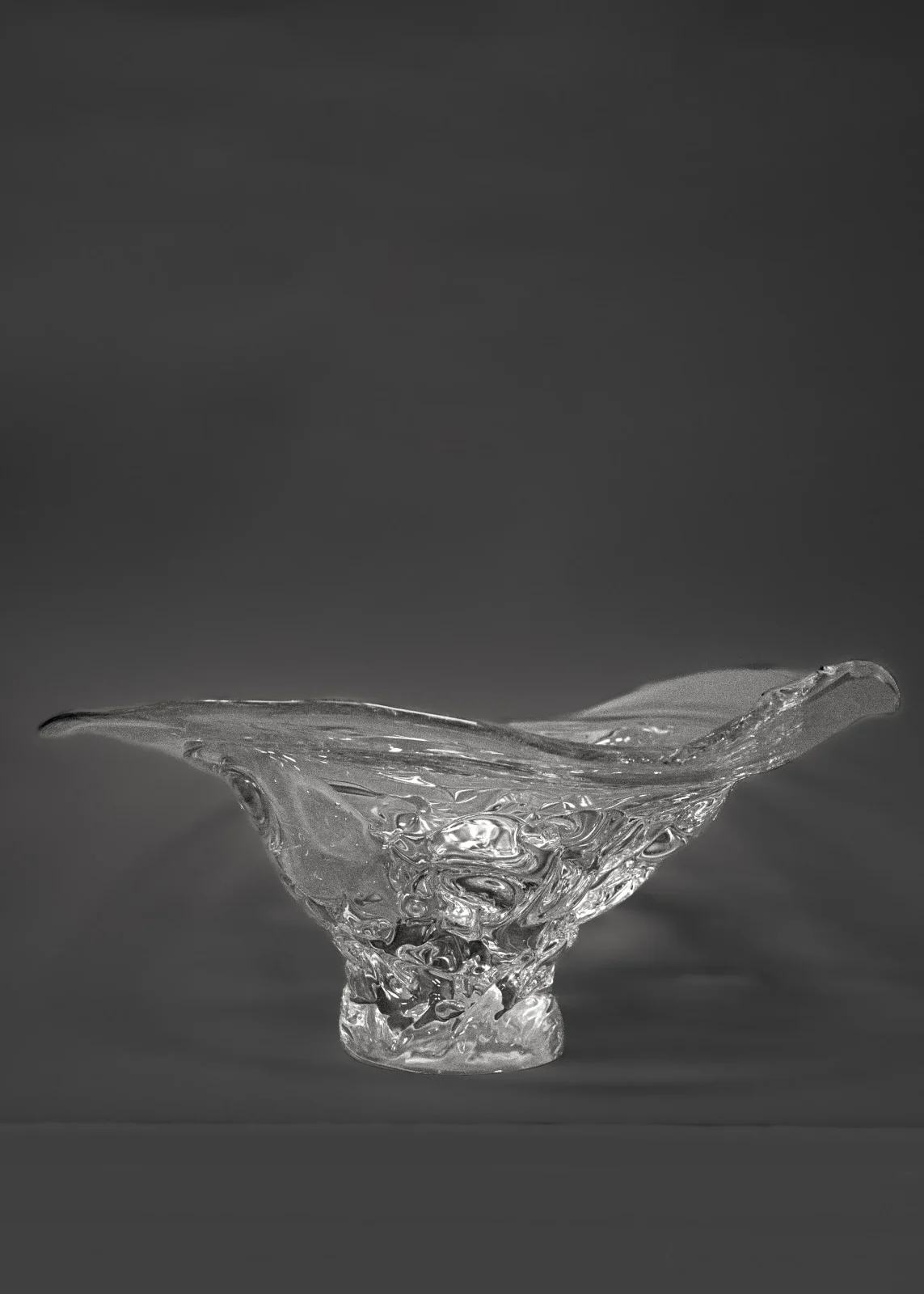 Organic glass platter with a freely formed, undulating rim in clear glass