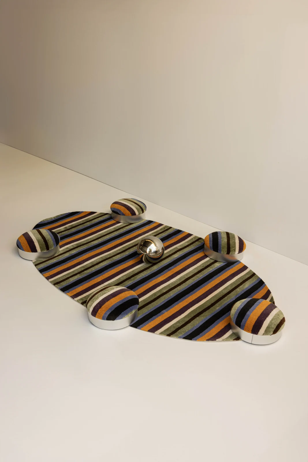 Eclipse oval rug with geometric pattern in Mexican wool by Matuti