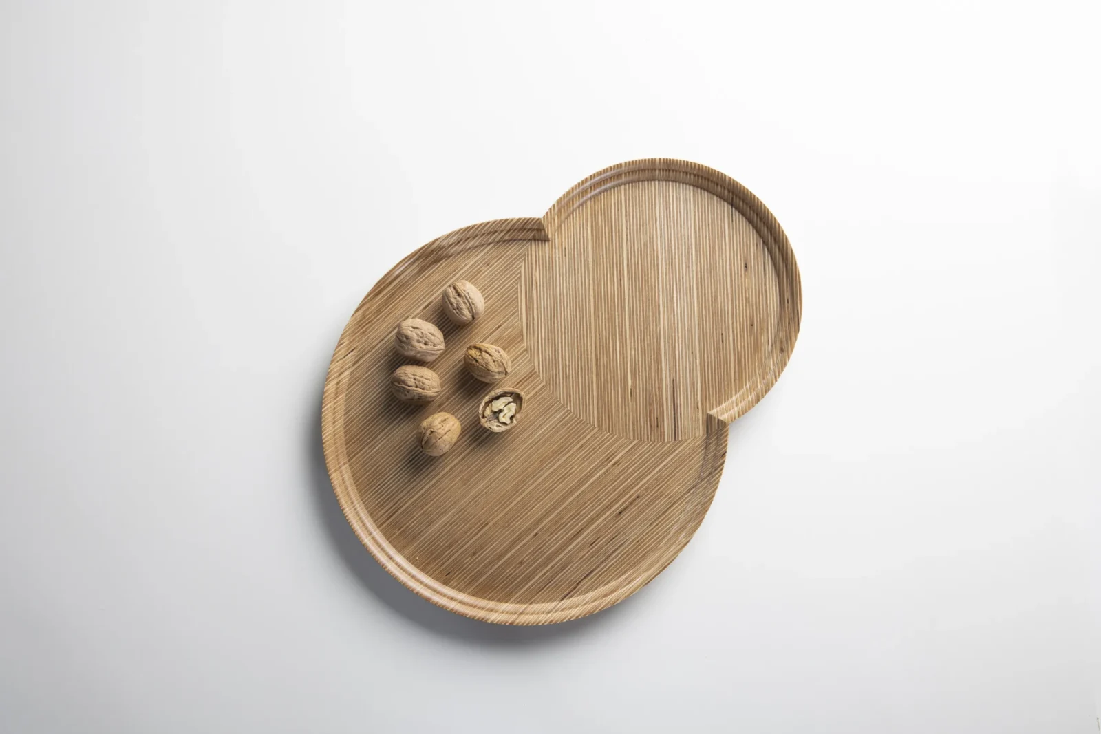 Otto tray in layered birch wood, its curved rim revealing the stacked plywood edge