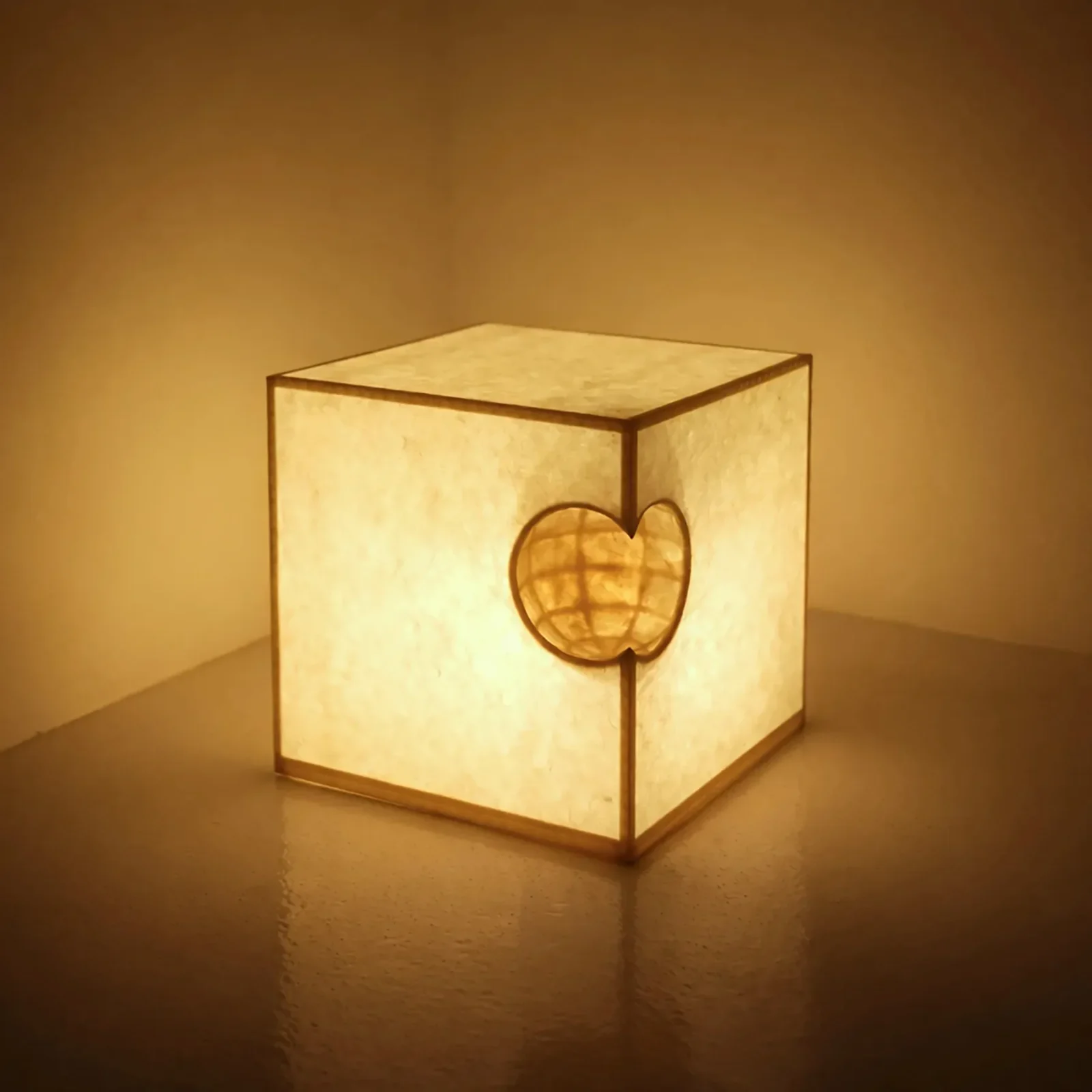 Off-form cube lamp in natural material, low and Japanese in proportion
