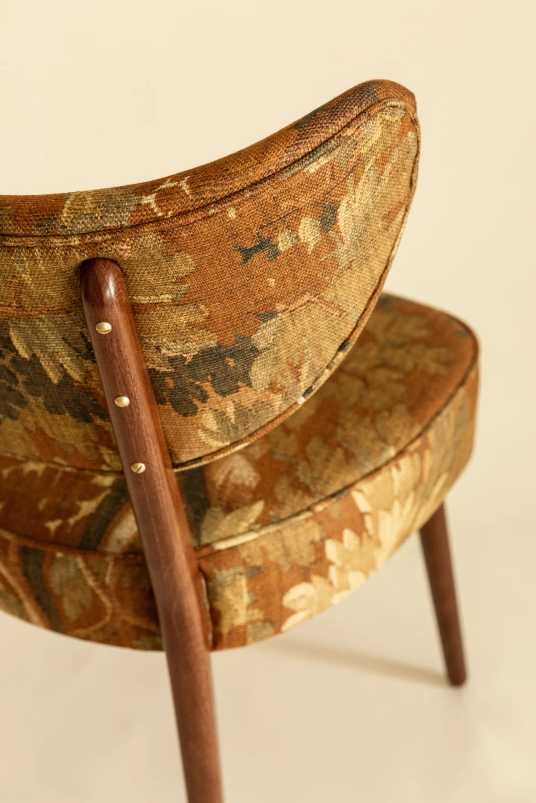 Vintola Dining Chair, Schwarzwald Linen - Dedar, Walnut Wood — 5