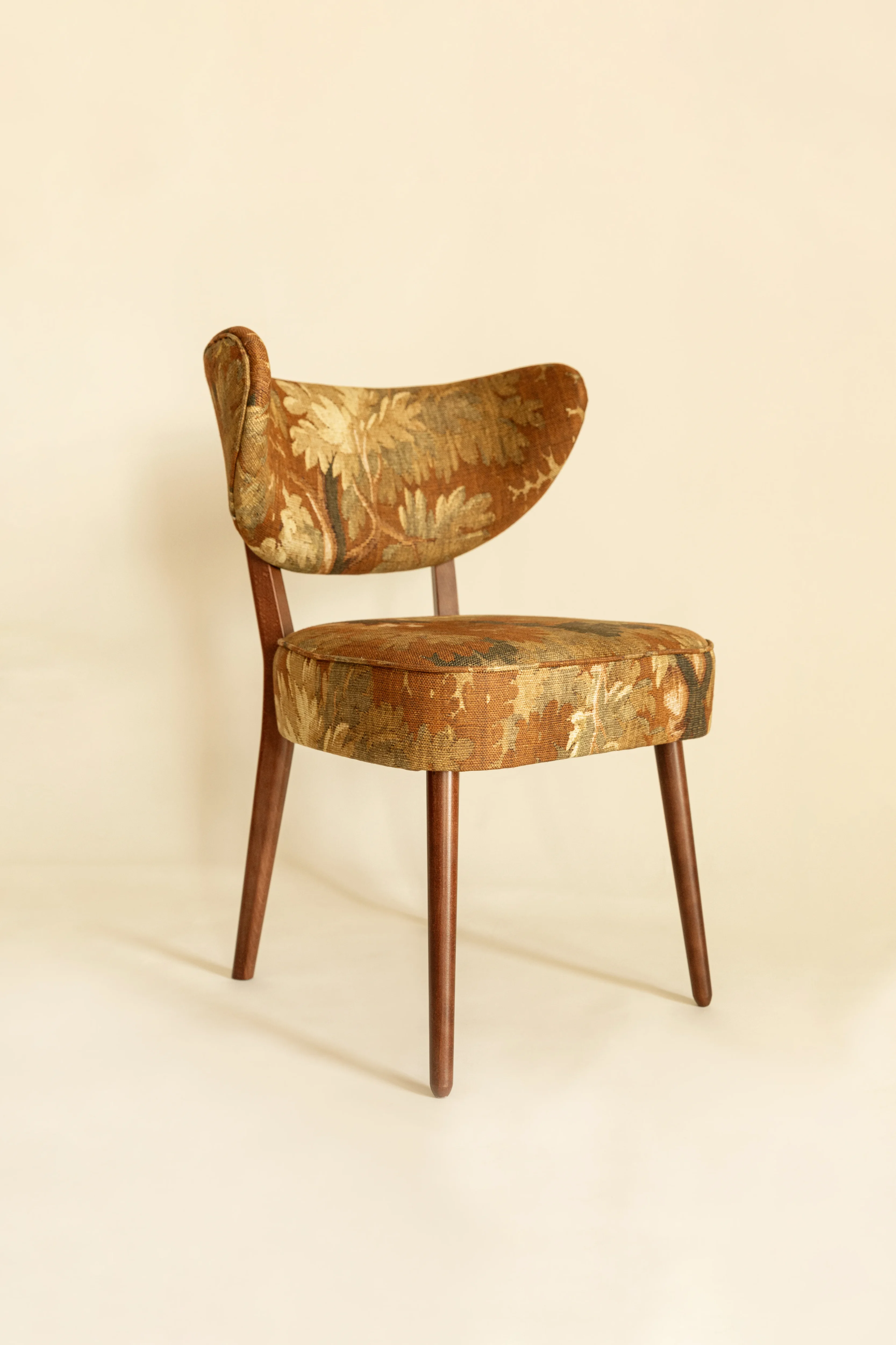 Vintola dining chair in Schwarzwald linen and walnut