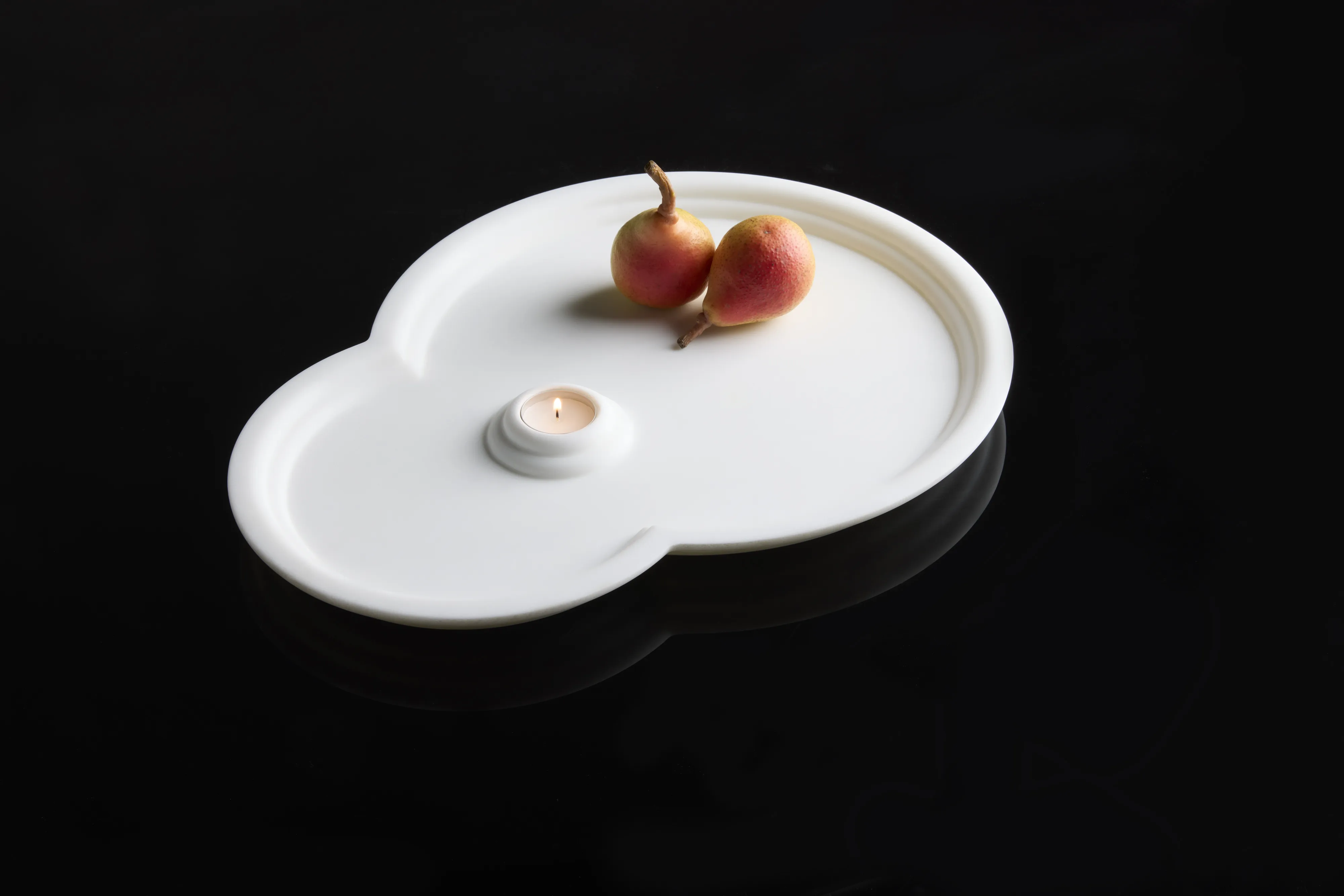 Otto centerpiece in white Carrara marble