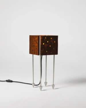 Prisma Massiva Table Lamp in imbuia wood, resin and steel, on a table.