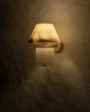 Rio Wall Lamp in alabaster and brass, front view.