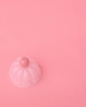 JELLO S hand-blown glass cloche in rose milk