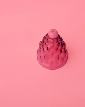 JELLO high hand-blown glass cloche in raspberry